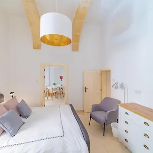 https://carmelita-maisonette-valletta.hotelssaintjulians.com